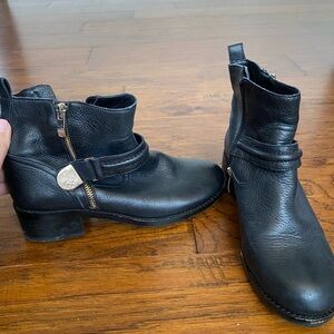 Vince camuto size 7.5 black leather ankle boot with gold metal detail